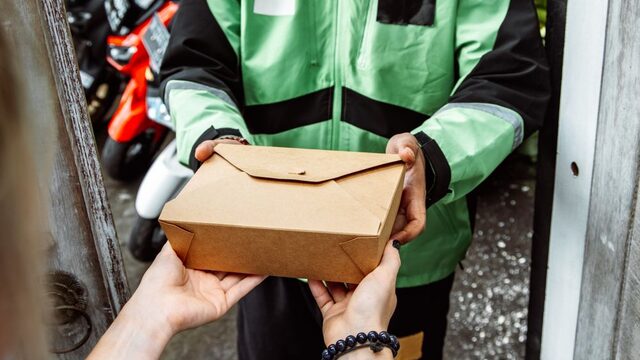 Shipper giao hộp Mewly tận cửa, tươi trong ngày